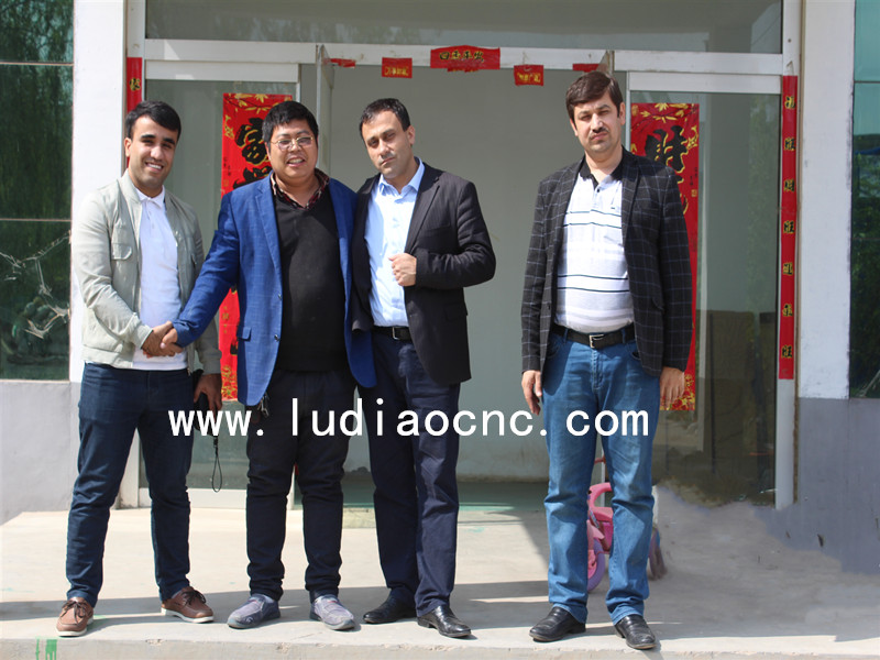 俄羅斯老客戶再次親自上門購木工雕刻機(jī)